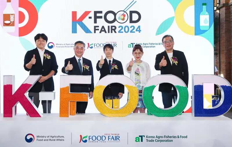 ▲本次「K-Food Fair 2024」開幕式於9月13日當天邀請了駐 台北韓國代表部 李殷鎬代表、 aT韓國農水產食品流通公社香港支社 金顯鎬支社長 、遠東百貨徐雪芳總經理、韓國水產品台北貿易支援中心金振輝代表、台灣韓國食品進口商聯合會葉鍵祥會長一同為此次活動揭開序幕。（圖／遠百信義提供）