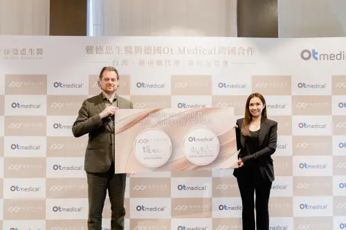 ▲Ot medical總裁Philip Müller（左）飛抵台灣參與簽約，右為雅德思牙醫集團創辦人暨董事長賴虹。（圖／業者提供）