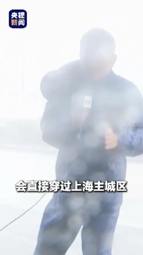 ▲中國官媒央視記者狂風暴雨中直播，畫面顯示有建築工地外牆被強風吹倒。（圖／翻攝自央視新聞）