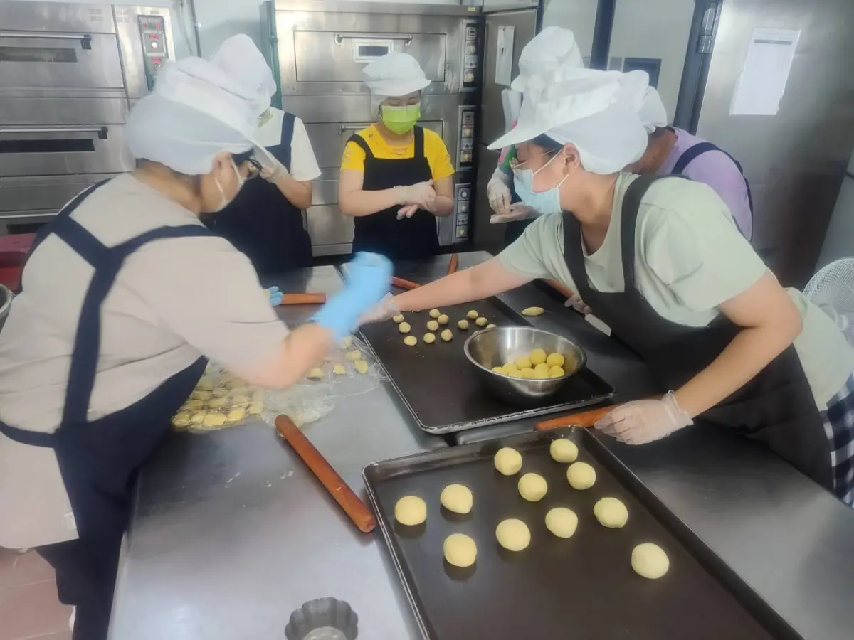 喜願家園院生製做月餅多一味 除了內餡還包入愛心