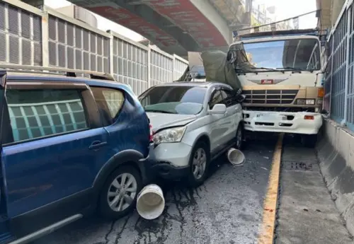 高雄匝道7車連環車禍！砂石車疑煞車不及追撞　女子頭部受傷送醫
