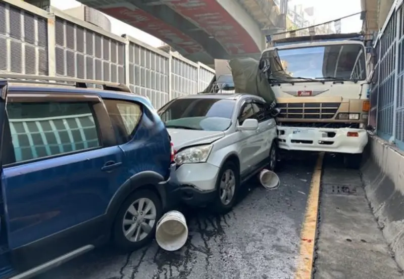 ▲17日上午，高雄市左營區翠華路出口匝道，發生連環車禍，黃姓男子駕駛砂石車，疑煞車不及追撞前方汽車，導致7車連環車禍。（圖／翻攝畫面）