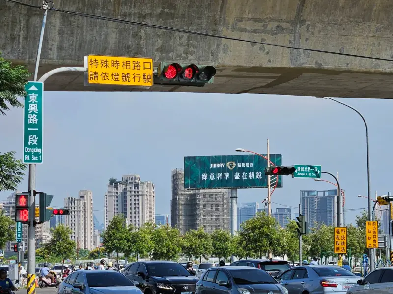 ▲中市建國南路一段與東興路一段為特殊時相路口，車流量龐大，綠燈卻沒有實施「早開」或「晚開」，民眾難以左轉。(圖／張芬郁提供2024.9.17)