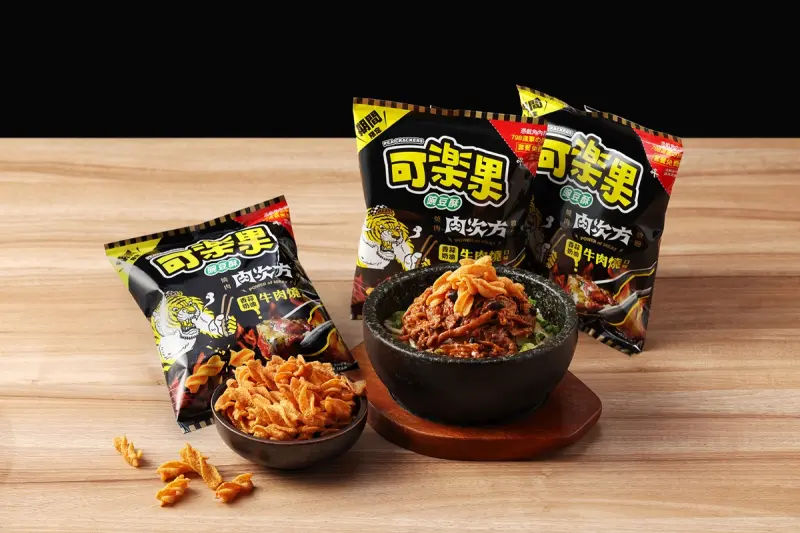 ▲奪下零食網路聲量冠軍的可樂果，除了單吃之外，還能用來炒飯、包蝦鬆，甚至做成「可樂果皮蛋豆腐」。（圖／王品集團提供）