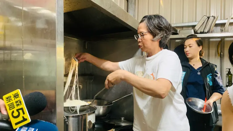 ▲蔡壁如露一手廚藝，親自煮麵線給支持者吃。（圖／記者顏幸如攝，2024.09.17）