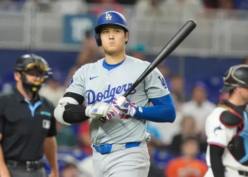 ▲美國職棒大聯盟（MLB）洛杉磯道奇隊日籍重砲大谷翔平，今（18）日在對決邁阿密馬林魚隊的比賽，敲出本季第48轟，也正式以生涯219轟超越秋信守、登頂「亞洲全壘打王」。可惜道奇隊這一場投手戰力崩盤，全場被敲15支安打，終場以9：11落敗，2連勝被終止。（圖／美聯社／達志影像）