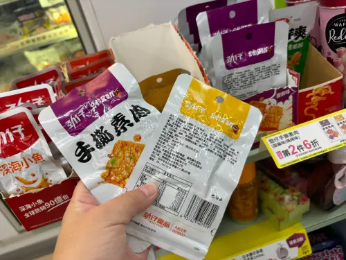 ▲7-11新進口中國零食龍頭之一「勁仔食品」的手撕素肉、深海小魚等產品。（圖／記者徐銘穗攝）