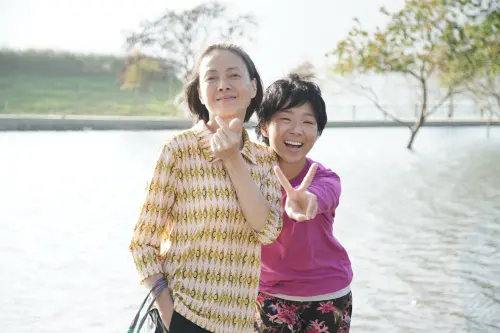 ▲《在光裏的人》柯淑勤飾演扛起家計到處打工的母親。（圖／大愛電視提供）