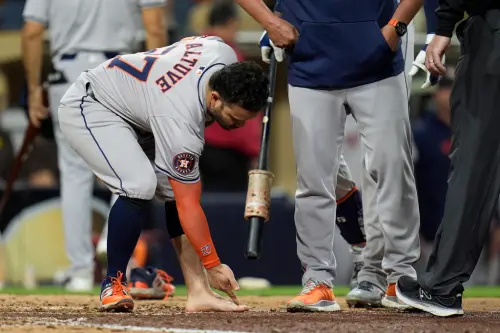 Altuve自打球被判出局!氣到「脫鞋」給裁判看 球迷:MLB瘋狗貝