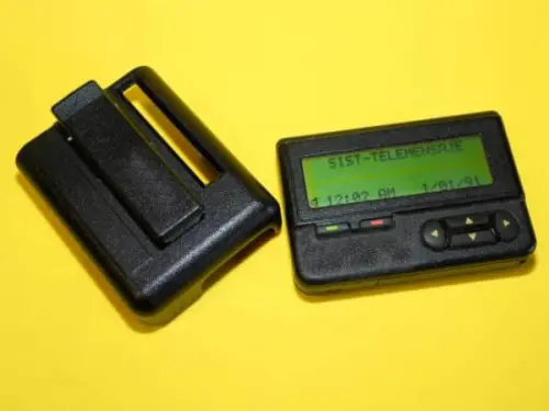 ▲BB call在1990年代初期相當盛行,後來逐漸被手機所取代。(圖/翻攝Pinterest) ▲BB call在1990年代初期相當盛行,後來逐漸被手機所取代。(圖/翻攝Pinterest)