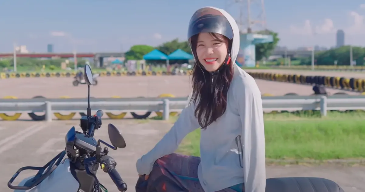 ▲韓籍啦啦隊女神李多慧來台灣之後相當融入在地生活，近期甚至還習得了在韓國不普遍的「騎機車」技能。（圖／翻攝李多慧Youtube）