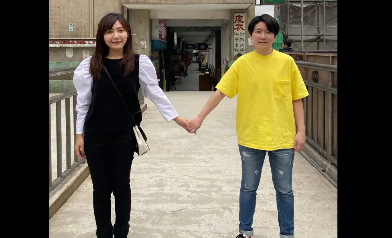 ▲吳沛憶在社群網站上分享與許家蓓牽手照。(圖/擷取自threads)