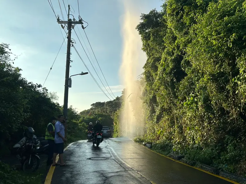 ▲高雄市柴山日前冒出「噴泉」，水柱高達約10公尺，警方獲報後發現，是18歲的黃姓女子開車撞斷自來水公司水管減壓閥釀禍。（圖／高市警局鼓山分局提供）