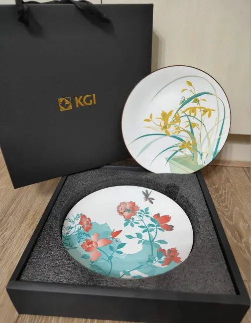 開發金,凱基金,故宮 ▲開發金更名為凱基金前,舉辦股東茶會,伴手禮送故宮盤。(圖/翻攝自存股社團)