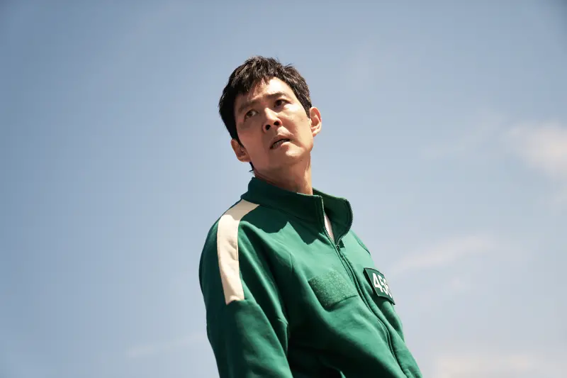 ▲李政宰在《魷魚遊戲2》中,從邋遢中長髮變成紅髮,再變成短髮。(圖/Netflix)