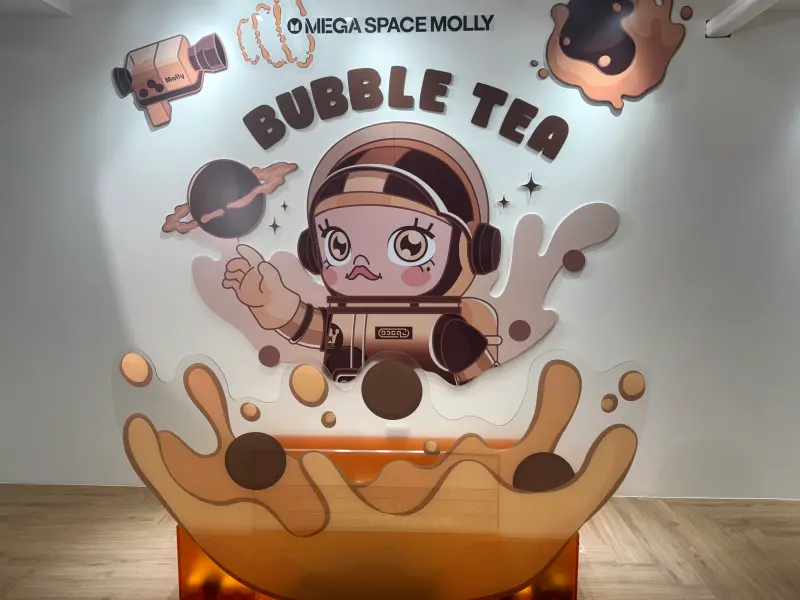 ▲泡泡瑪特全新推出台灣限定「MEGA SPACE MOLLY 400%珍珠奶茶」，並且於西門町旗艦店推出限定特展。（圖／記者鍾怡婷攝）