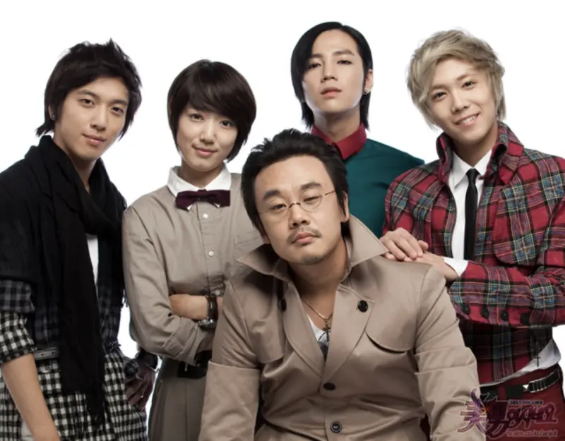 ▲金吝勸(中)跟朴信惠(左2)在2009年合作過《原來是美男》,相隔15年再合作,金吝勸依然飾演「服侍」朴信惠的角色。(圖/《原來是美男》SBS官網)