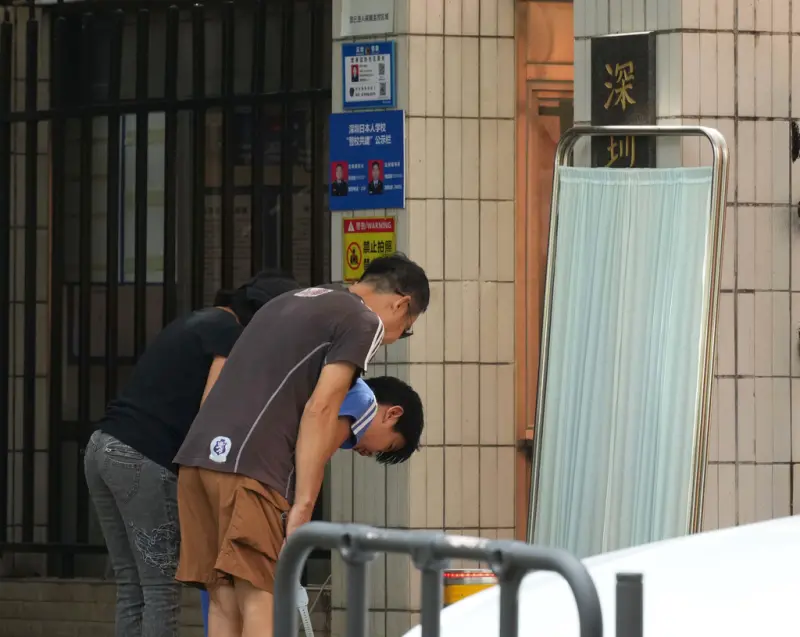 ▲中國深圳的一名10歲日僑學校學童,上學途中遭中國男子襲擊身亡。圖為中國民眾在日僑學校前哀悼。(圖/美聯社/達志影像)