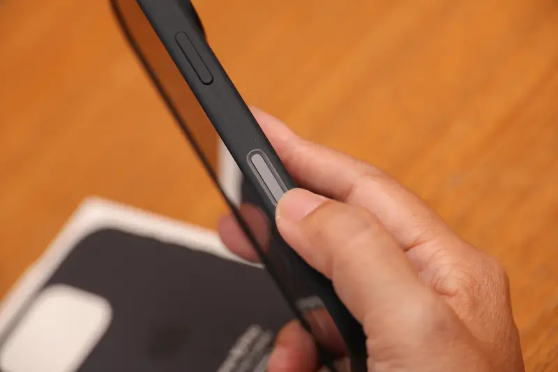 ▲iPhone 16 系列加入實體拍照按鍵，有人覺得雞肋，但愛用者則認為超實用，甚至每天都會使用。（圖／記者陳明安攝）