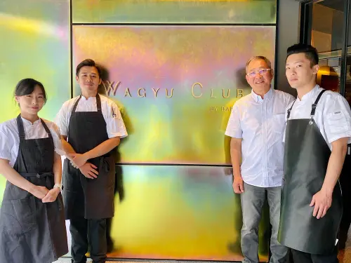 ▲「WAGYU CLUB和牛俱樂部」團隊，左起：甜點師傅黃韋嘉Iverine、研發主廚劉子豪Leo、Chef Owner鄧有癸、侍肉師張修毓。（圖／記者蕭涵云攝）