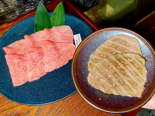 ▲薄切「日本和牛A5鯉魚管燒肉片」以類似涮肉的方式，在烤盤上涮烤。（圖／記者蕭涵云攝）