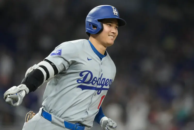 ▲MLB洛杉磯道奇日籍強打大谷翔平，今（20）日在對上邁阿密馬林魚的比賽中，敲出本季第49轟、50轟、51轟，單場3響砲。（圖／美聯社／達志影像）