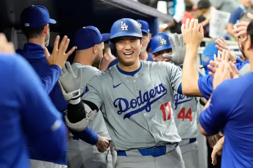 洛杉磯道奇隊日籍球星大谷翔平今(20)日在對上邁阿密馬林魚的比賽,達成「50轟50盜」,並且在第9局產生本季第51轟,他同場打破的還有前日本傳奇球星「酷斯拉」松井秀喜的日籍球員單季打點紀錄,以120分打點成為新的紀錄保持人。 ▲洛杉磯道奇隊日籍球星大谷翔平今(20)日在對上邁阿密馬林魚的比賽,達成「50轟50盜」,並且在第9局產生本季第51轟,他同場打破的還有前日本傳奇球星「酷斯拉」松井秀喜的日籍球員單季打點紀錄,以120分打點成為新的紀錄保持人。(圖/美聯社/達志影像)