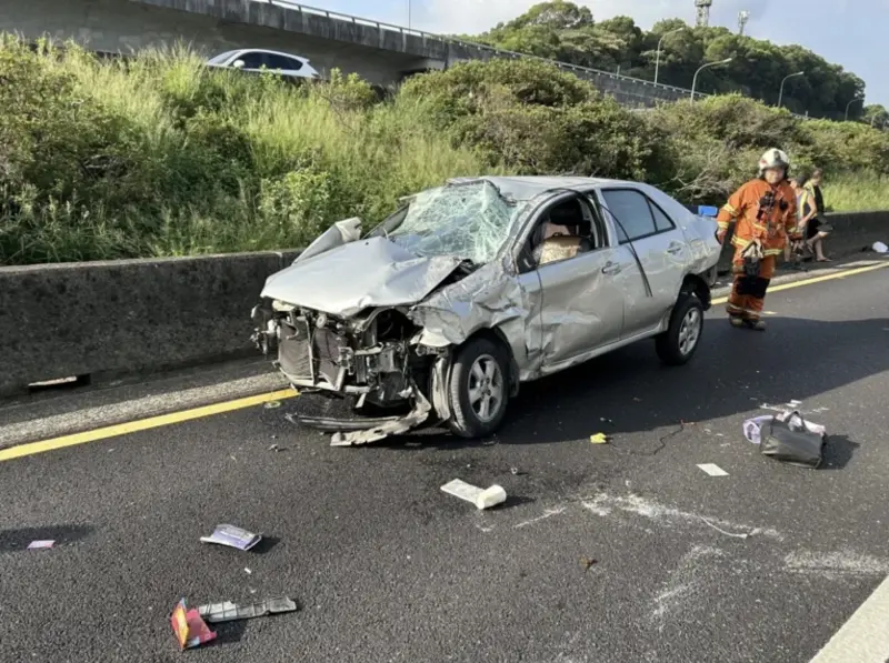 ▲國道1號南下林口至桃園路段，發生2車擦撞的交通事故，其中1名黃姓女駕駛拋飛車外慘死。（圖／翻攝畫面）