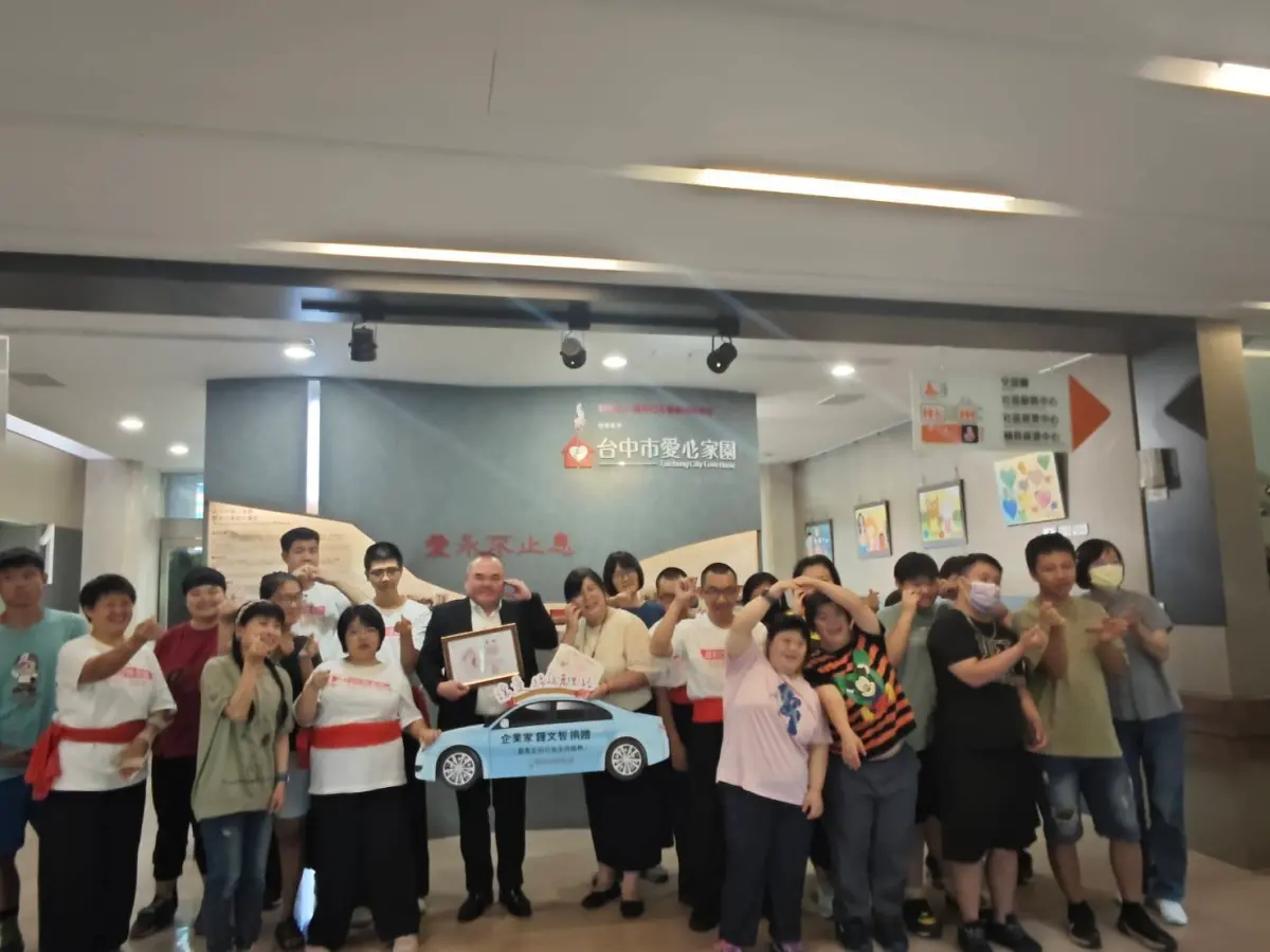 ▲善心企業家鍾文智捐贈交通車，今日舉行捐贈儀式，瑪利亞青年回贈感謝卡。（圖／瑪利亞基金會提供）