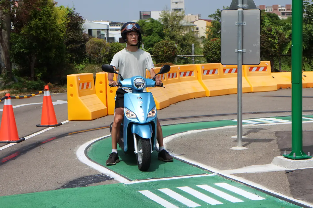 ▲為了提升騎乘機車安全，交通部公路局提供駕訓補助每名1300元；道路安駕訓練補助每名1200元。（圖／交通局提供）