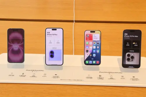 ▲iPhone 16系列今日開賣，有前電信員工發文提到，若想要以最划算的方式取得iPhone 16，選擇低資費再買空機CP值最高。（圖／記者李政龍攝）