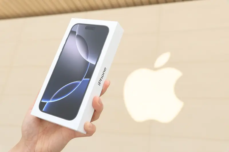 ▲iPhone 16開賣同時，iOS 18作業系統上週也釋出，外媒針對舊代機進行續航力測試，結果發現，上一代iPhone 15竟衰退22分鐘，iPhone 11更是減少了將近半小時。（圖／記者李政龍攝）