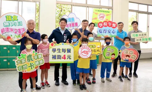 學校午餐食在安心　吳立森到校共享蔬食餐、關心供餐情形
