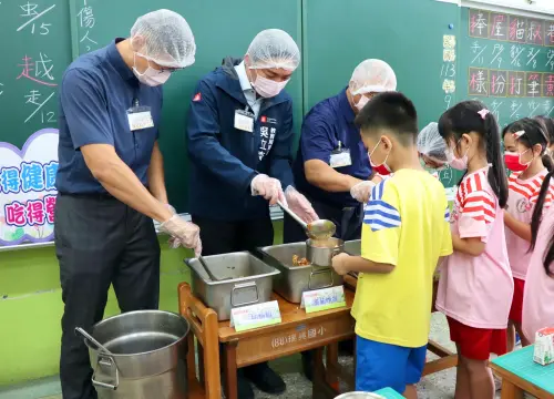 ▲局長吳立森到班級幫忙打菜給學生，關心學生對午餐的滿意度，並提醒學童在食用美味的午餐之餘，也要學習感恩惜食。（圖／高市府教育局提供）