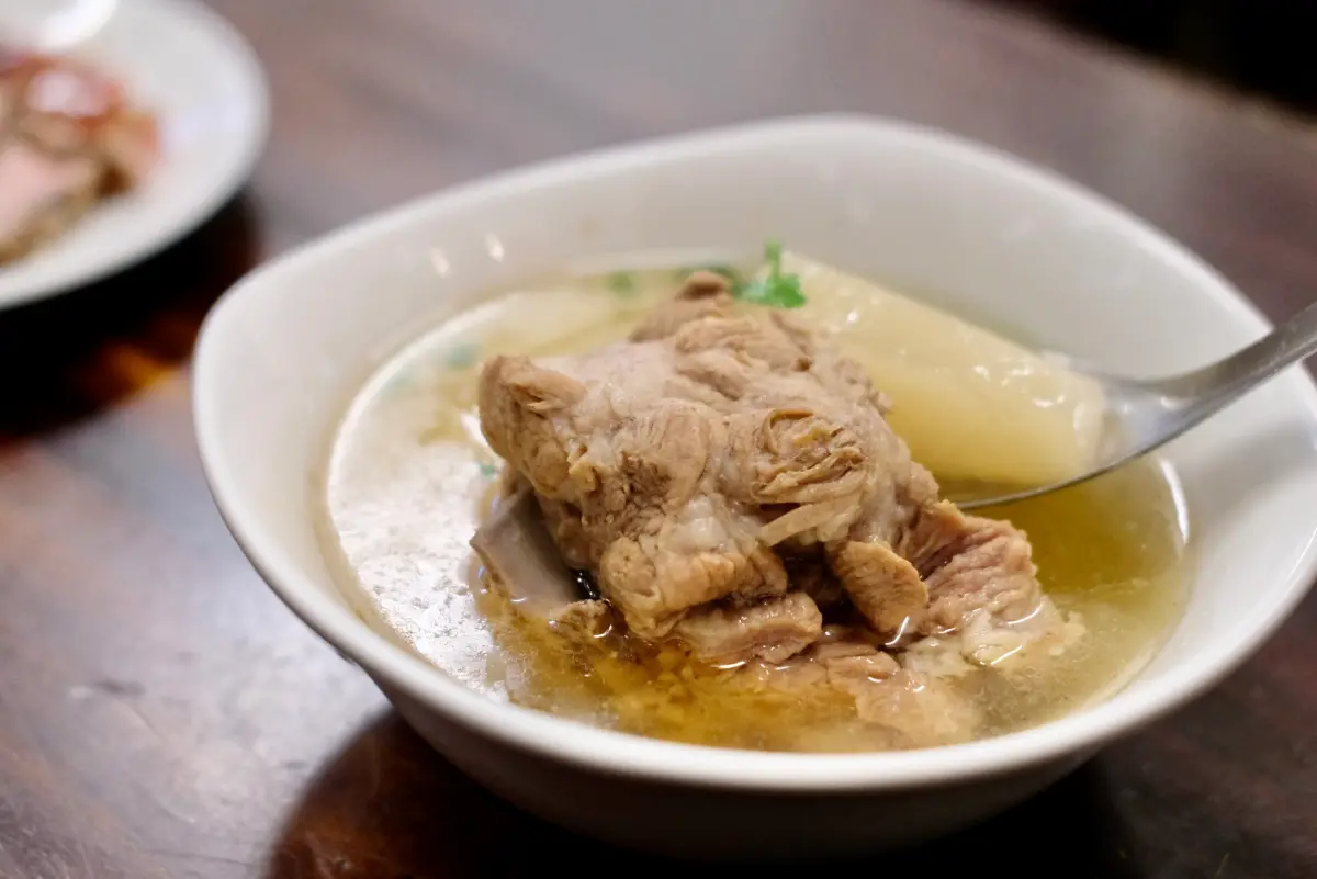 蘿蔔排骨湯怎麼煮才好喝？內行曝「懶人煮法」：湯頭濃郁、免顧火