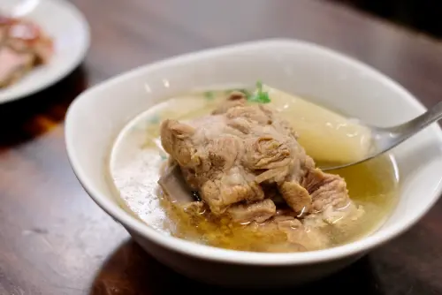 「老艋舺蘿蔔排骨湯」湯頭相當清甜,裡頭有超大塊排骨。(圖/記者葉盛耀攝) ▲「老艋舺蘿蔔排骨湯」湯頭相當清甜,裡頭有超大塊排骨。(圖/記者葉盛耀攝)