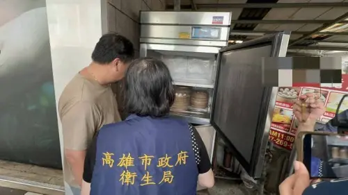 高雄市衛生局稽查湯包店 ▲高雄市衛生局今日派員前往稽查湯包店,現場未見有壁虎蹤影,但仍發現多項缺失,已要求業者限期改善。(圖/翻攝畫面)