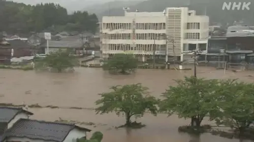 ▲日本石川縣能登地區今（21）日遭逢暴雨襲擊，日本氣象廳對輪島市、珠洲市以及能登町發布「大雨特別警報」，這是最高等級警戒，大雨導致多條河流氾濫、民宅淹水，道路無法通行，目前已有至少3人失蹤，還有近6000戶斷電。（圖／翻攝自NHK）