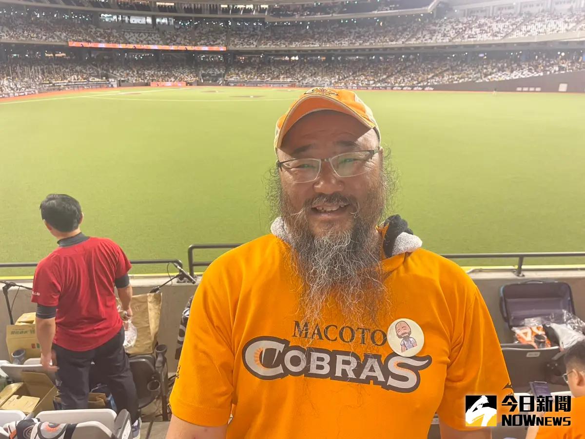 ▲誠泰Cobras球迷「一夜限定」，Cobras後援會團長老怪。（圖／吳政紘攝）