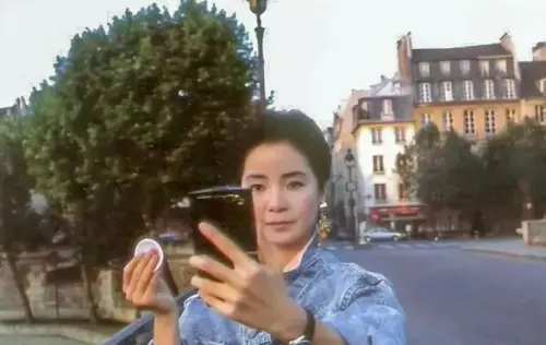 ▲鄧麗君在大主教橋上駐足補妝,傾城美貌令人動心。(圖/永遠的鄧麗君臉書) ▲鄧麗君在大主教橋上駐足補妝,傾城美貌令人動心。(圖/永遠的鄧麗君臉書)