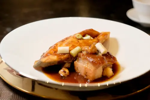「涼瓜火腩炆斑球」是以苦瓜搭配鮮魚與火腩肉。(圖/記者葉盛耀攝) ▲「涼瓜火腩炆斑球」是以苦瓜搭配鮮魚與火腩肉。(圖/記者葉盛耀攝)