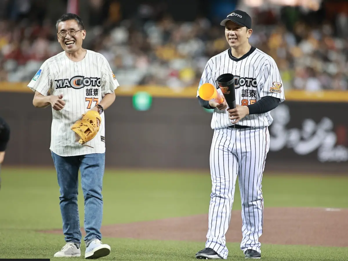 ▲*中信兄弟在台北大巨蛋為周思齊舉行引退儀式，誠泰Cobras老戰友們齊聚見證，開球嘉賓由前誠泰董事長林致光擔任，並感謝周思齊對誠泰的深厚情感。（圖／記者葉政勳攝）