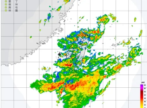▲熱帶性低氣壓（TD19）已於今日下午2點減弱為低氣壓，但外圍雲系仍為北台灣持續帶來降雨，雷達回波圖可見，台灣多處正下傾盆大雨。（圖／翻攝自中央氣象署）