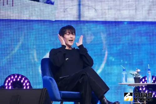 直擊／張基龍見面會到一半「遇台灣地震」　拿麥克風喊：大家冷靜
