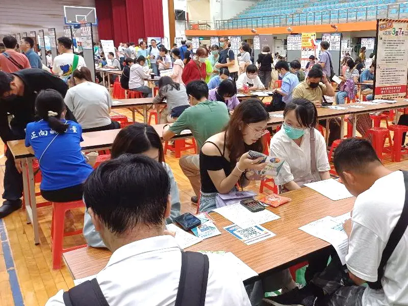 ▲高雄市政府勞工局在高雄中學體育館舉辦大型徵才活動。(圖／高雄市政府勞工局提供)