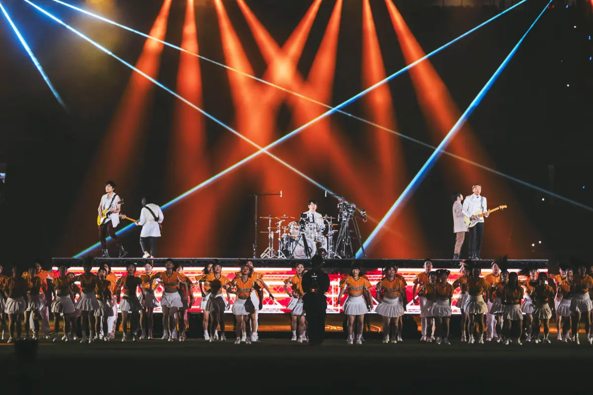 ▲五月天今日嗨翻大巨蛋，主唱阿信還邀請主角周思齊一起合唱，並說「今天是你的演唱會。」台上左起為怪獸、瑪莎、冠佑、阿信、石頭。（圖／相信音樂提供）