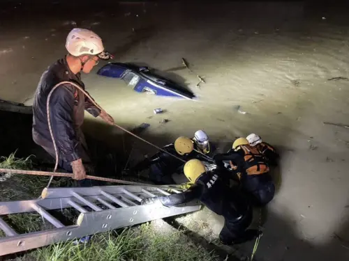 屏東河濱公園轎車墜溝！駕駛受困車內　獲救緊急送醫仍不治
