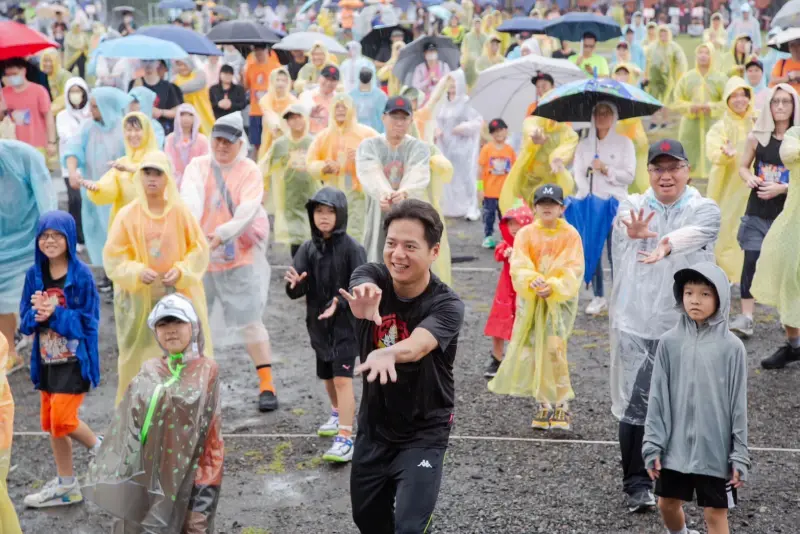 ▲新竹市代理市長邱臣遠在風雨中帶領「七龍珠Z路跑」參與者，使出「龜派氣功」展現活力。（圖／邱臣遠臉書，2024.09.22）