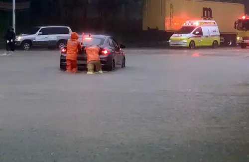 「200年一遇」暴雨襲韓國！1500人急撤離　2車遭天坑吞噬
