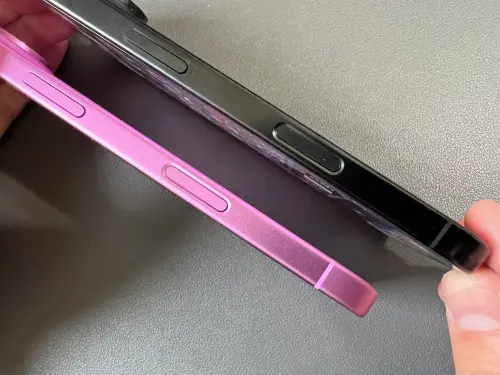 iPhone 16和iPhone 16 Pro比較。(圖/記者周淑萍攝) ▲iPhone 16和iPhone 16 Pro比較。(圖/記者周淑萍攝)